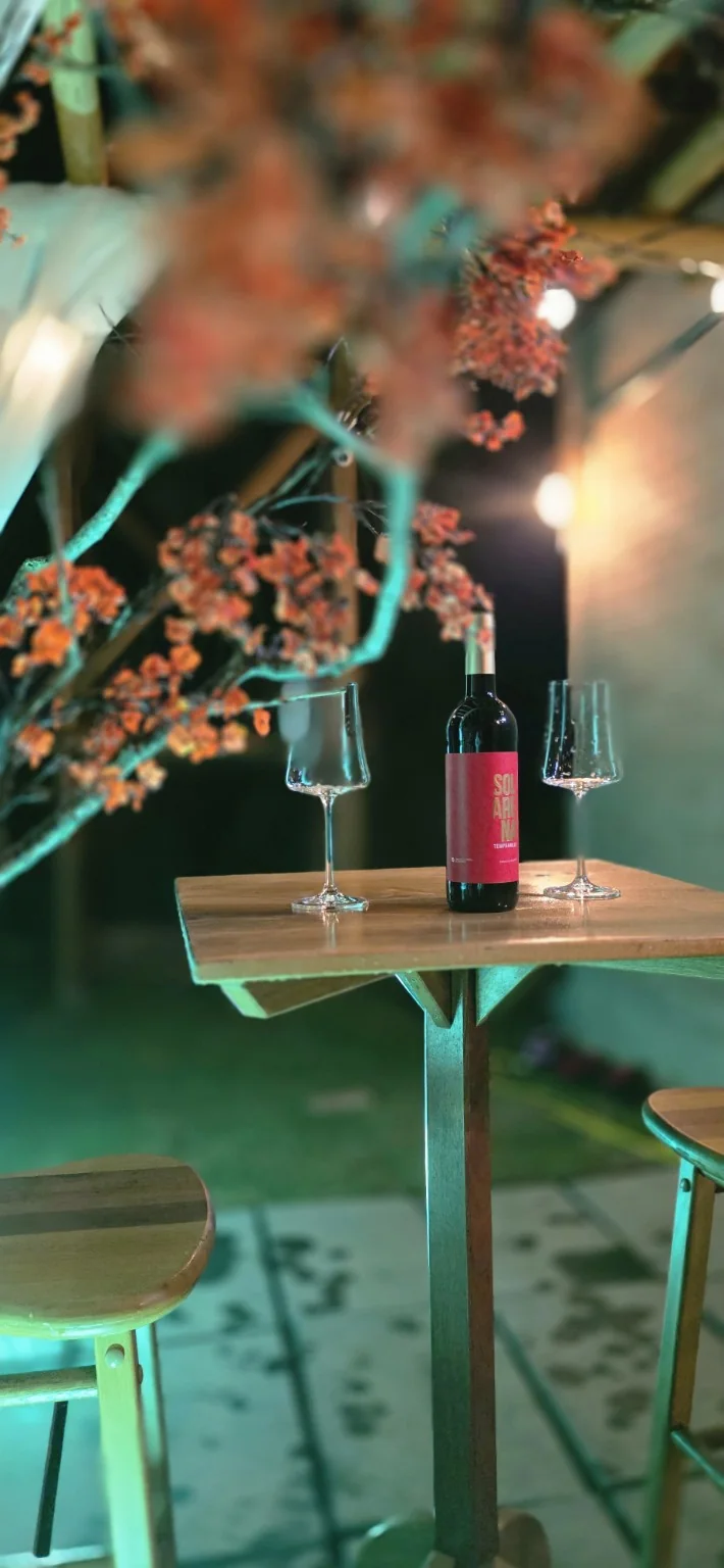 Vinho no deck à noite